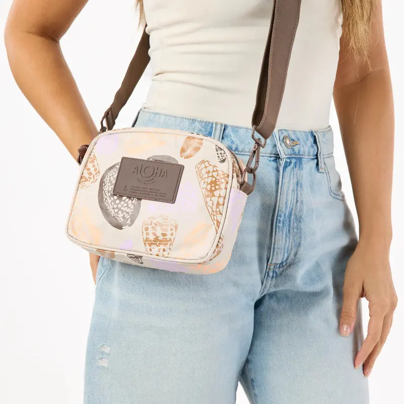 Aloha Shoreline Le Tour Travel-Friendly Tote 1