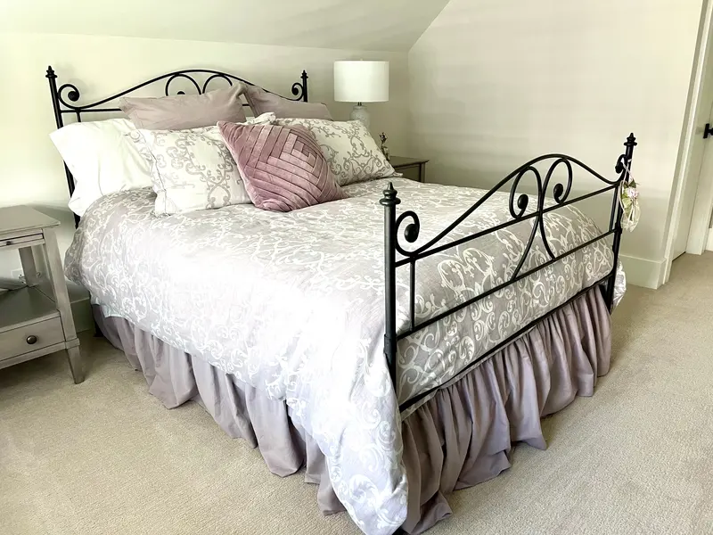 Cast Iron Queen-Size Bed Frame With Classic Design 1