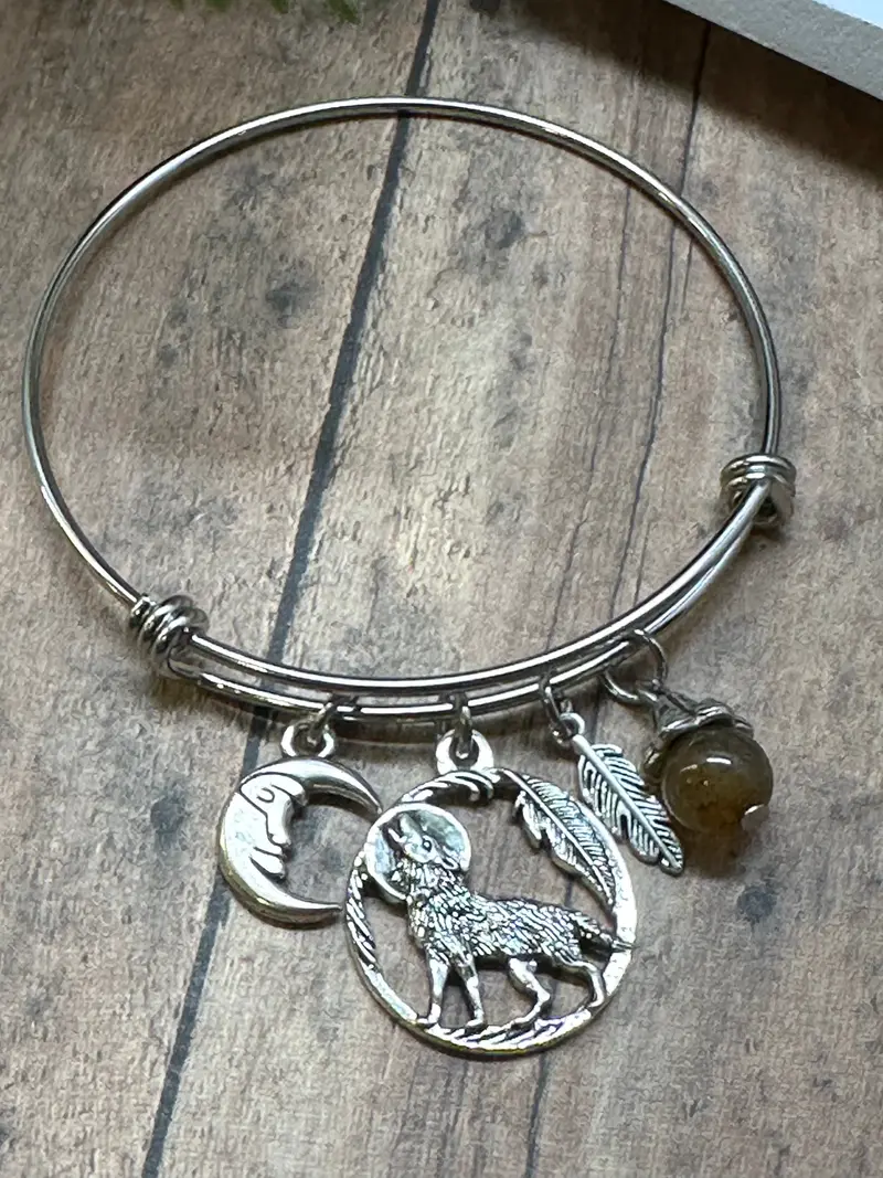Howling Wolf Pendant Necklace – Tribal-Inspired Design 1
