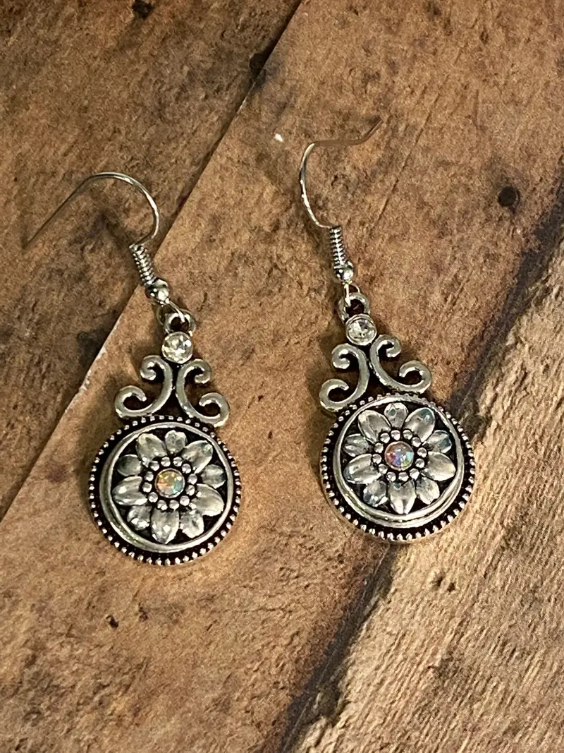Swirl-Design Mini Snap Earrings – Artistic Curved Accents 5