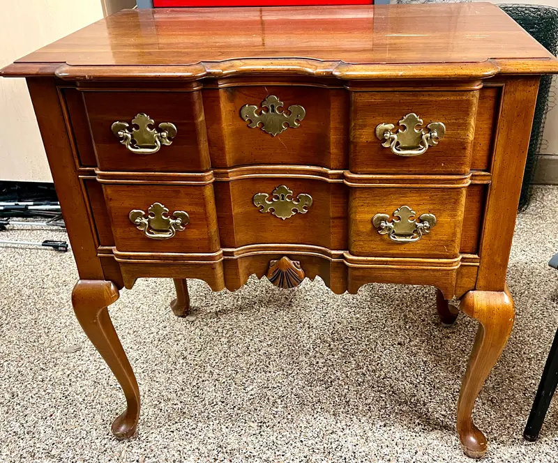 Wells Furniture Queen Anne Mahogany Lowboy – Traditional Chest With Cabriole Legs 1
