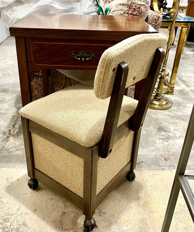 Working Vintage Singer Sewing Machine With Original Stool And Accessories 1